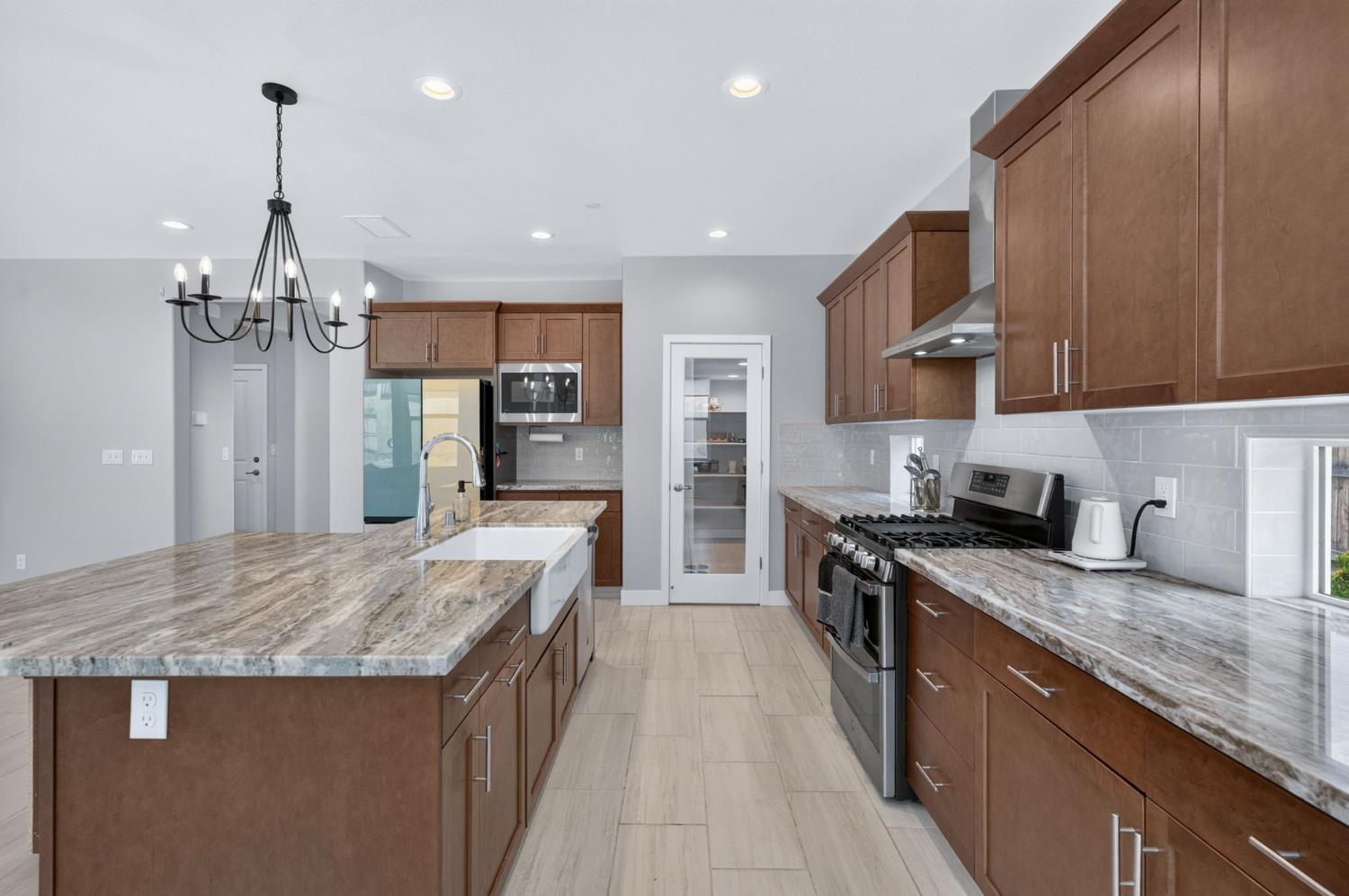 907 Orchard Hills Rd, Madera, CA 93636