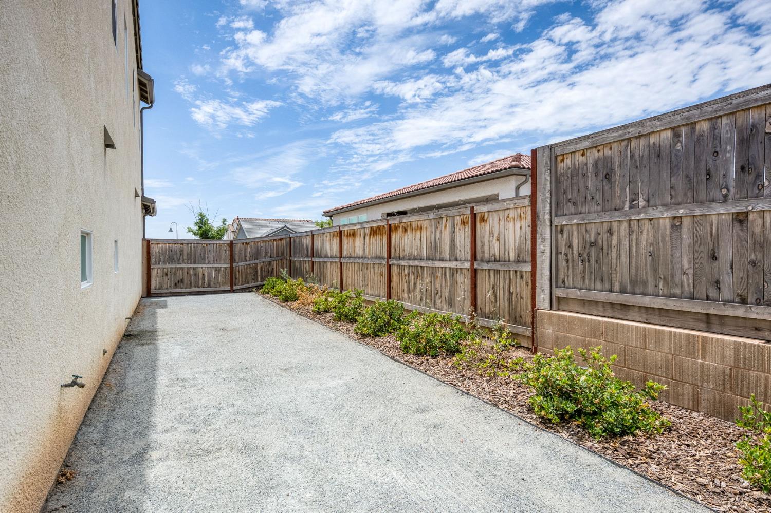 907 Orchard Hills Rd, Madera, CA 93636