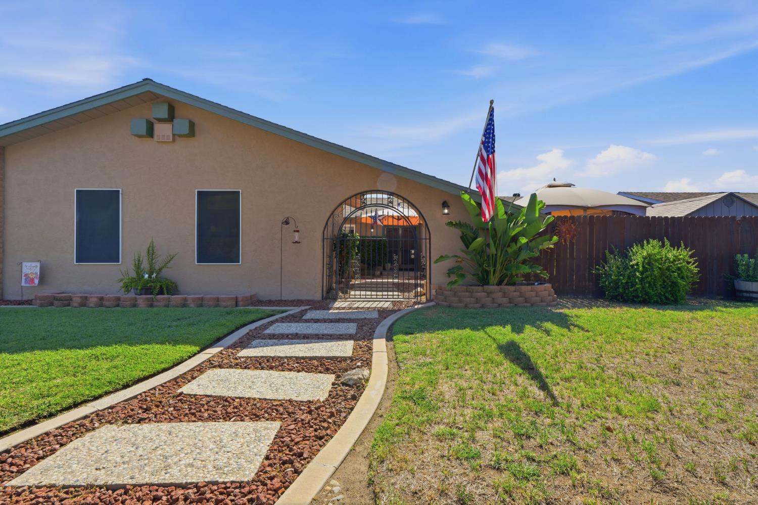 896 N Mahaleb St, Tulare, CA 93274