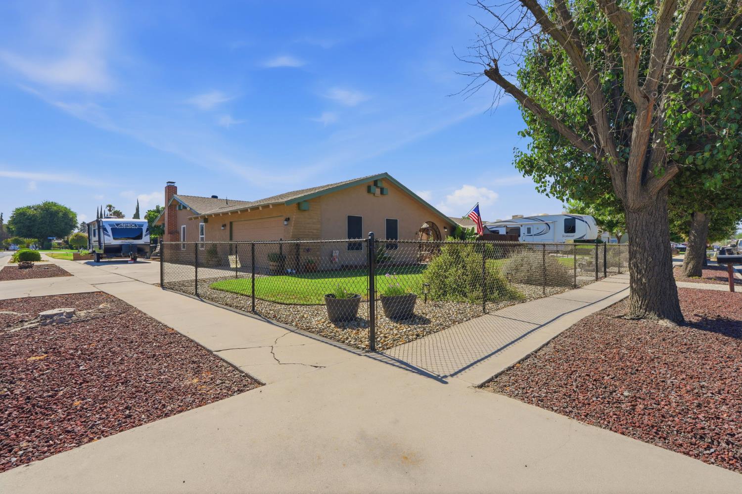 896 N Mahaleb St, Tulare, CA 93274