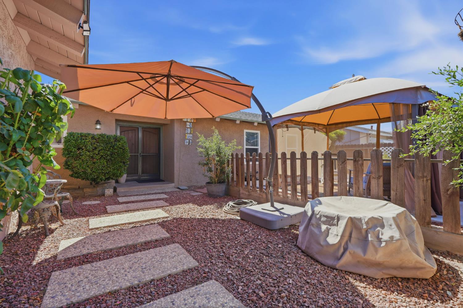 896 N Mahaleb St, Tulare, CA 93274