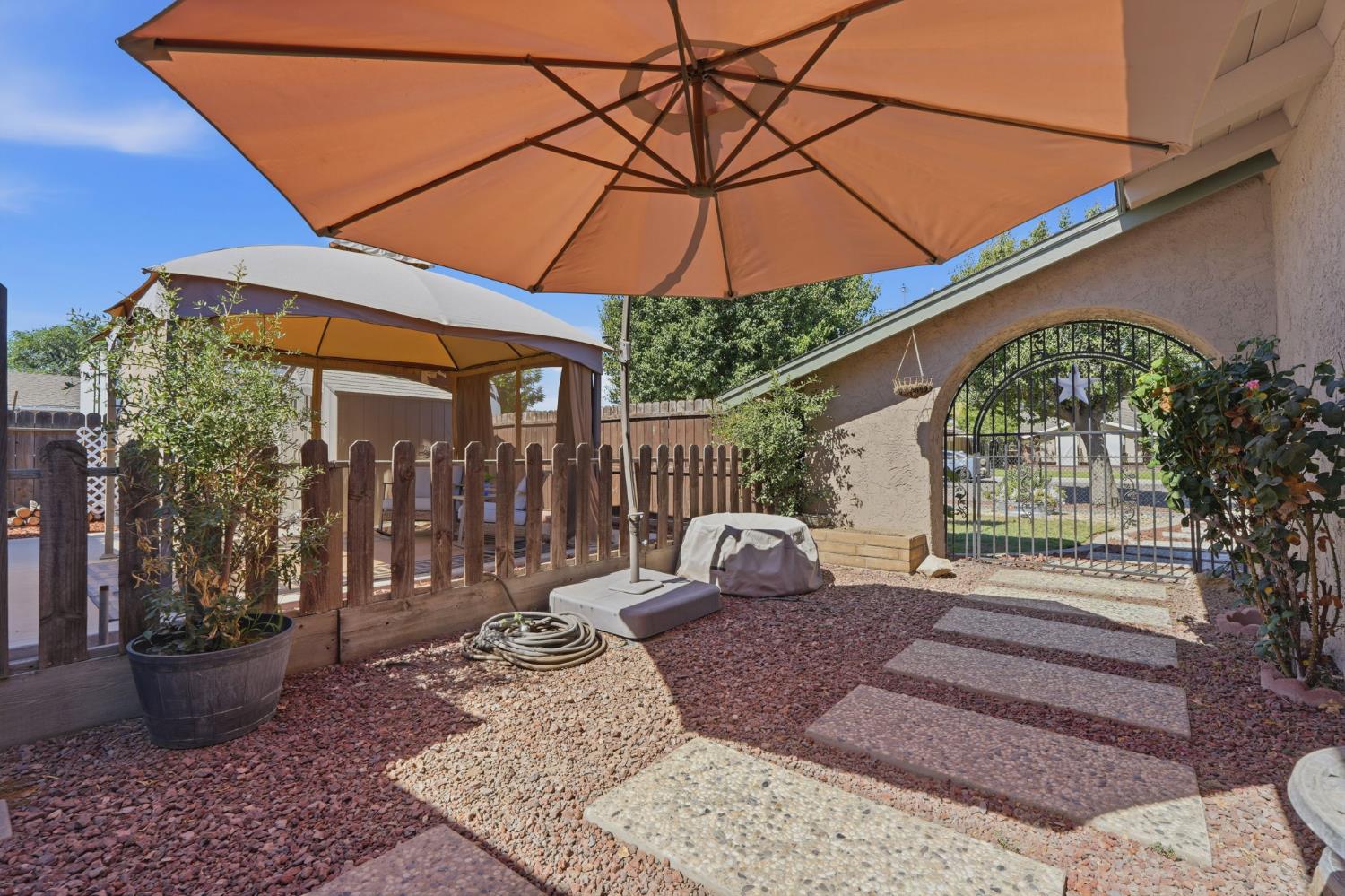 896 N Mahaleb St, Tulare, CA 93274
