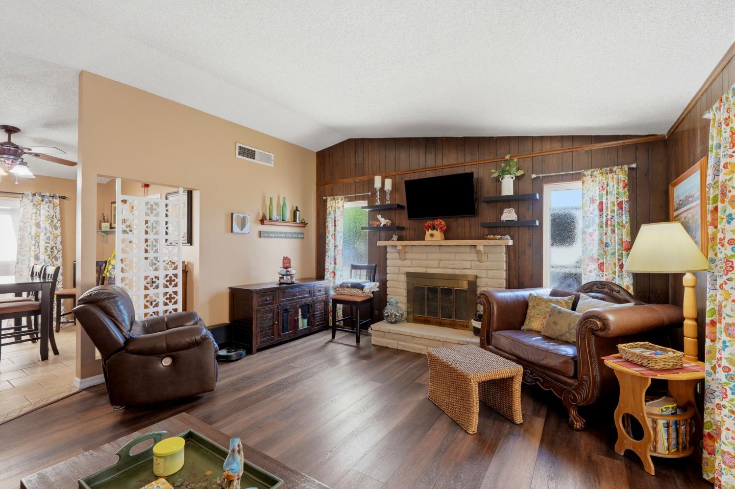 896 N Mahaleb St, Tulare, CA 93274