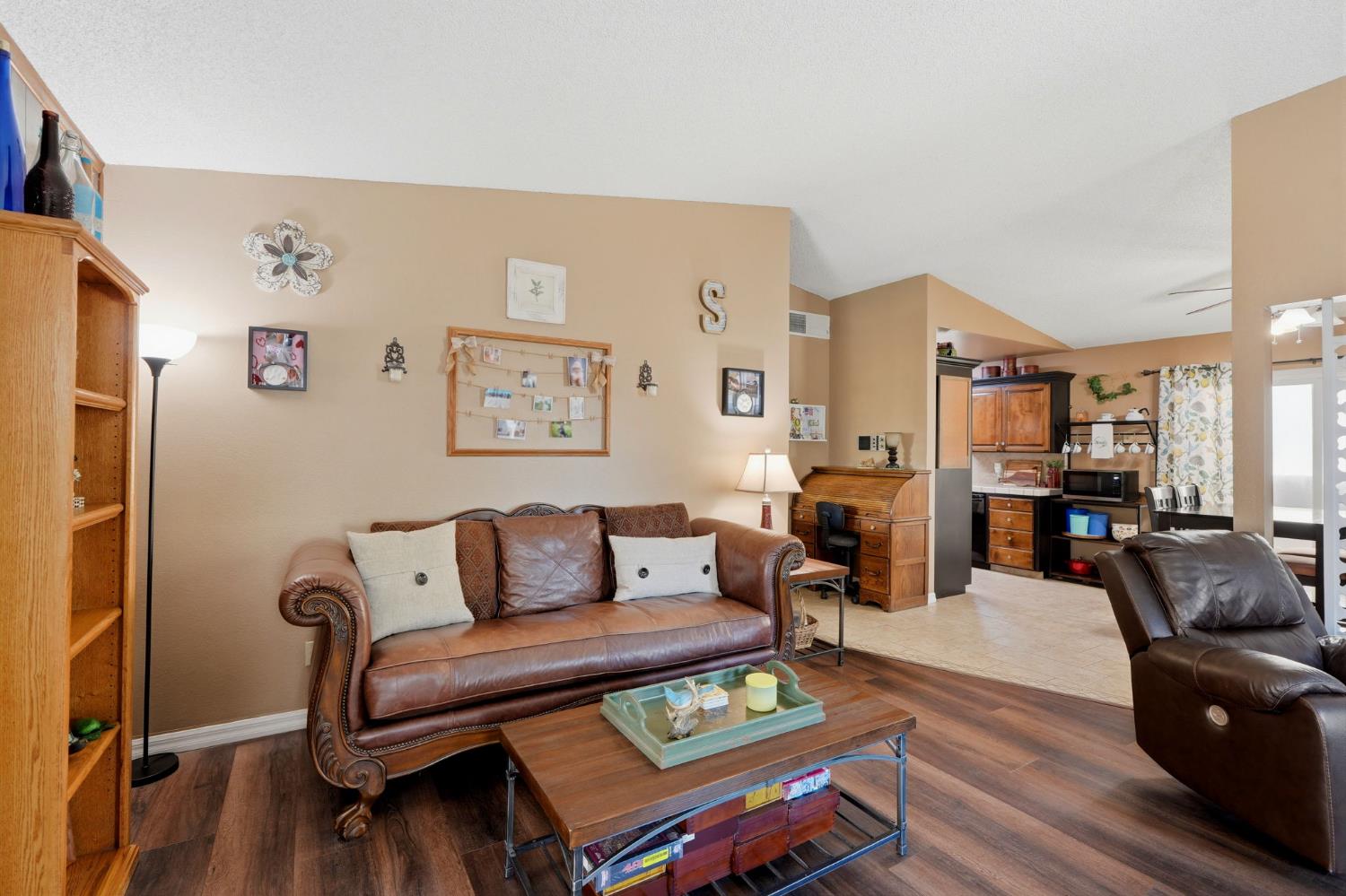 896 N Mahaleb St, Tulare, CA 93274