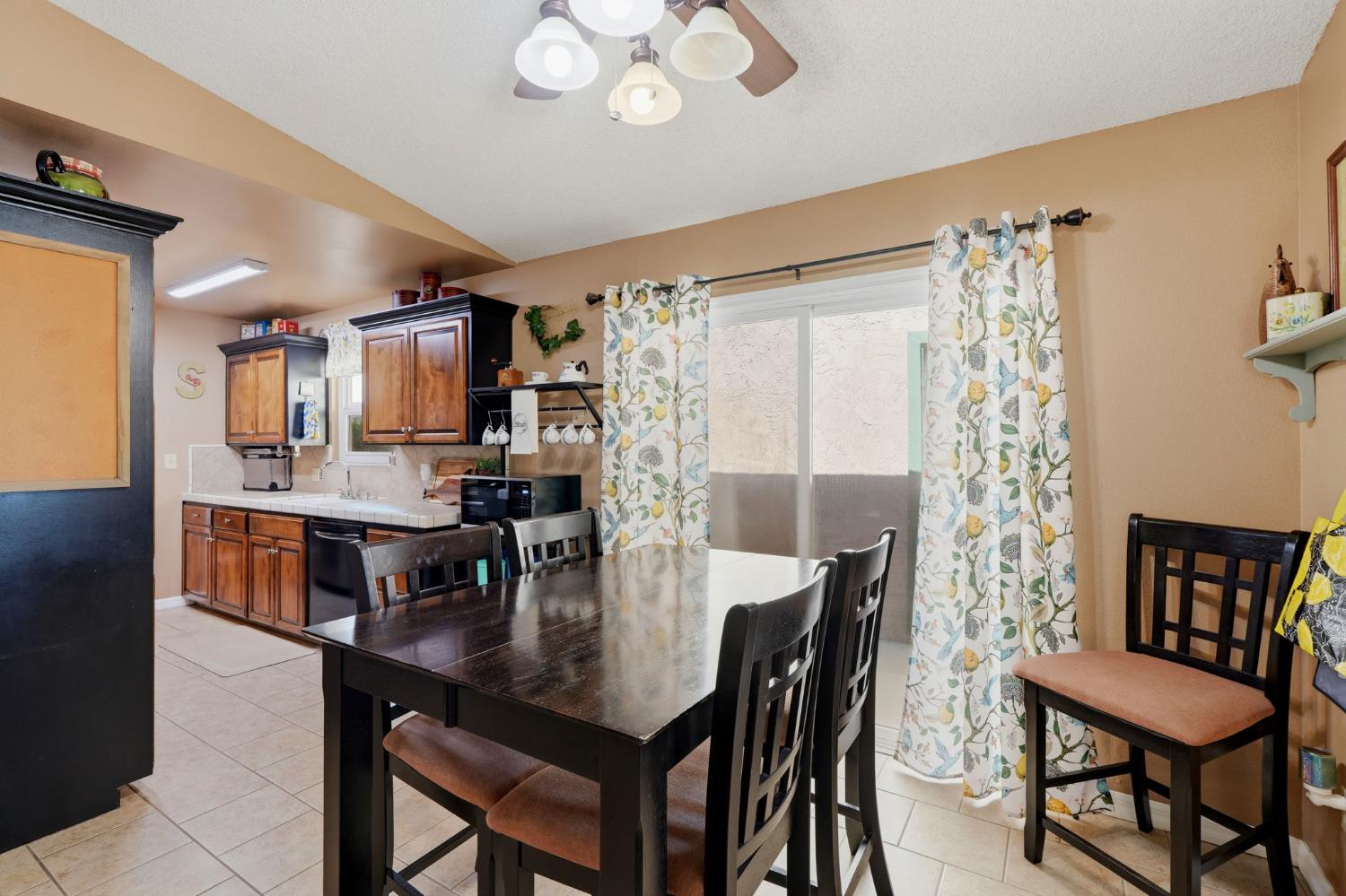 896 N Mahaleb St, Tulare, CA 93274