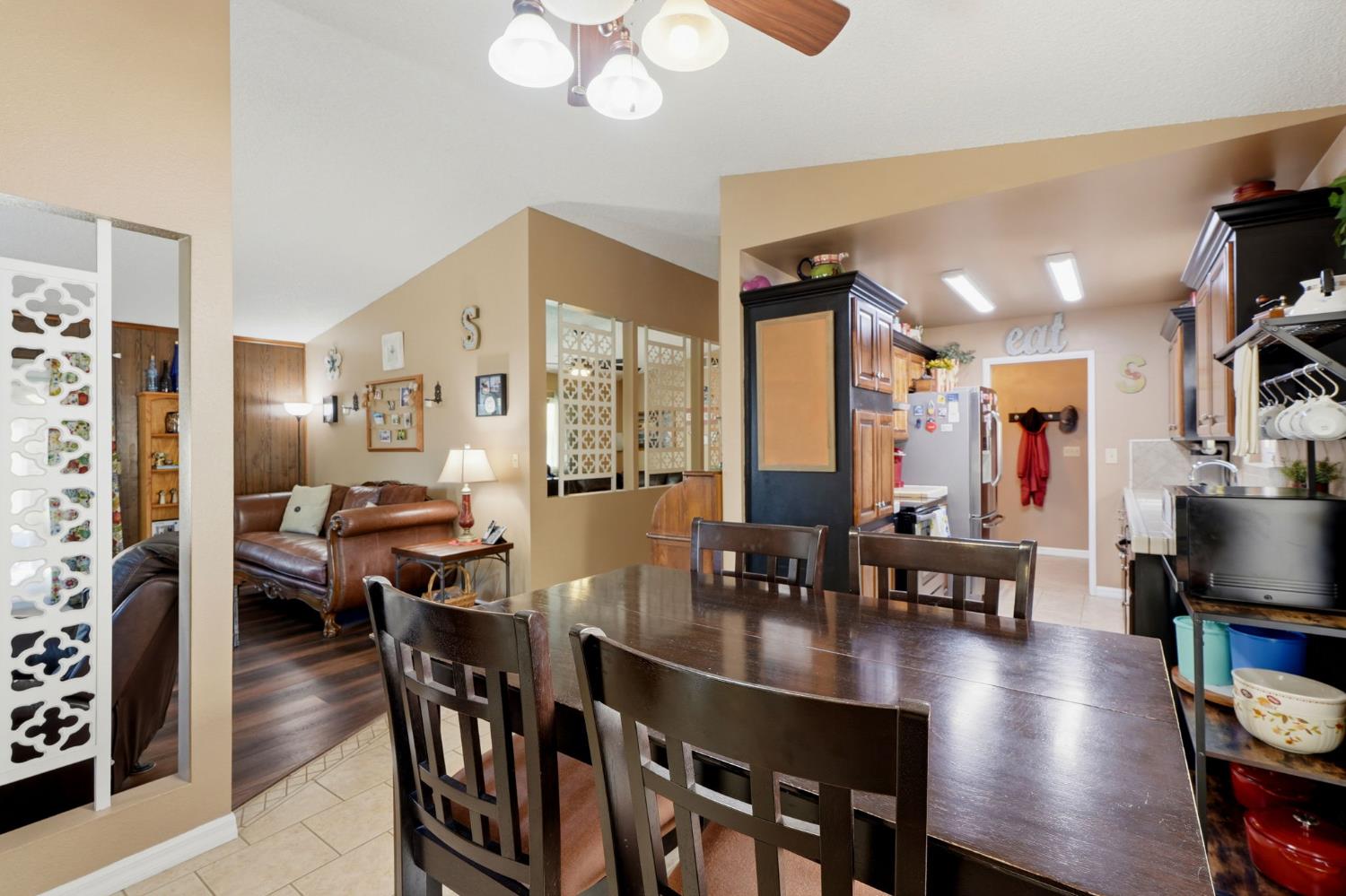 896 N Mahaleb St, Tulare, CA 93274
