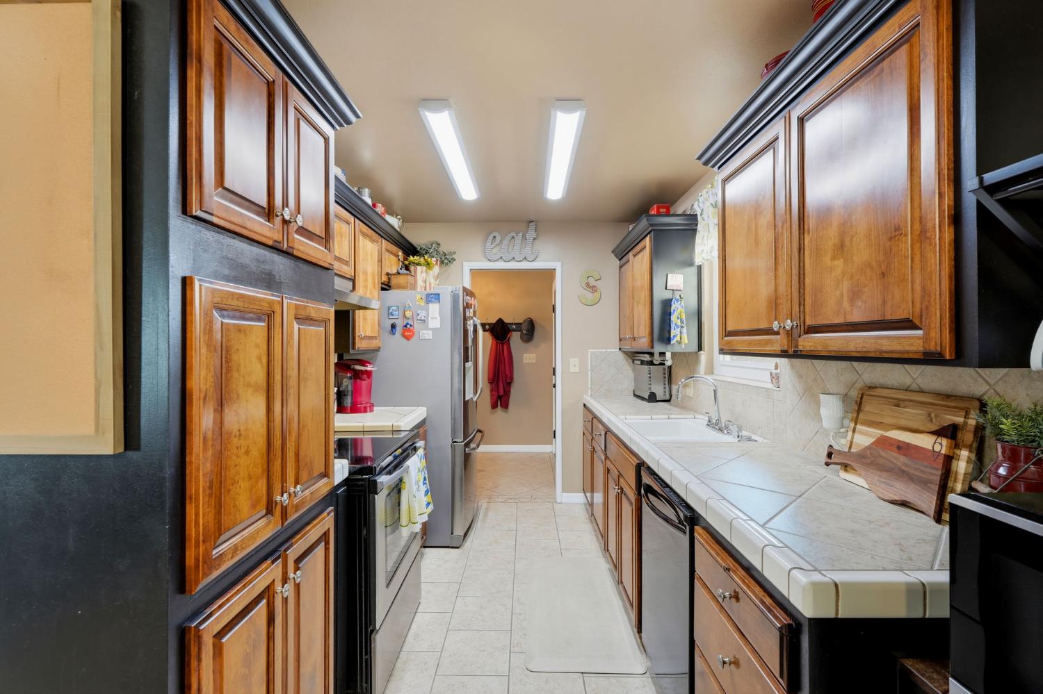 896 N Mahaleb St, Tulare, CA 93274