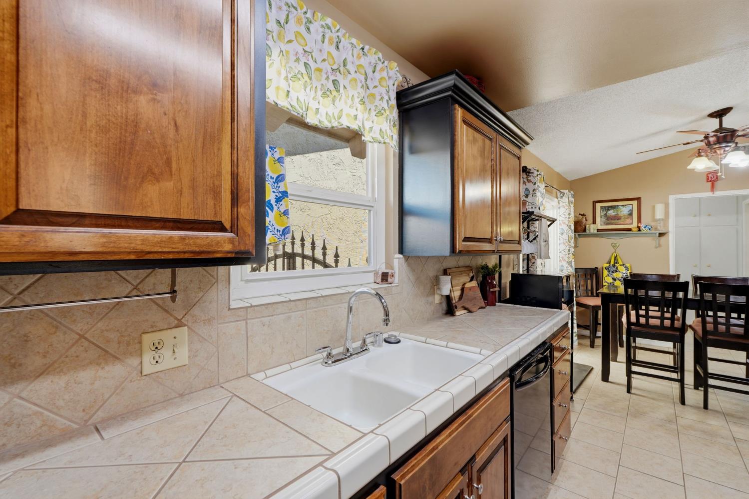 896 N Mahaleb St, Tulare, CA 93274