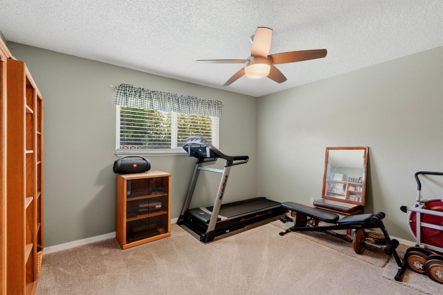896 N Mahaleb St, Tulare, CA 93274