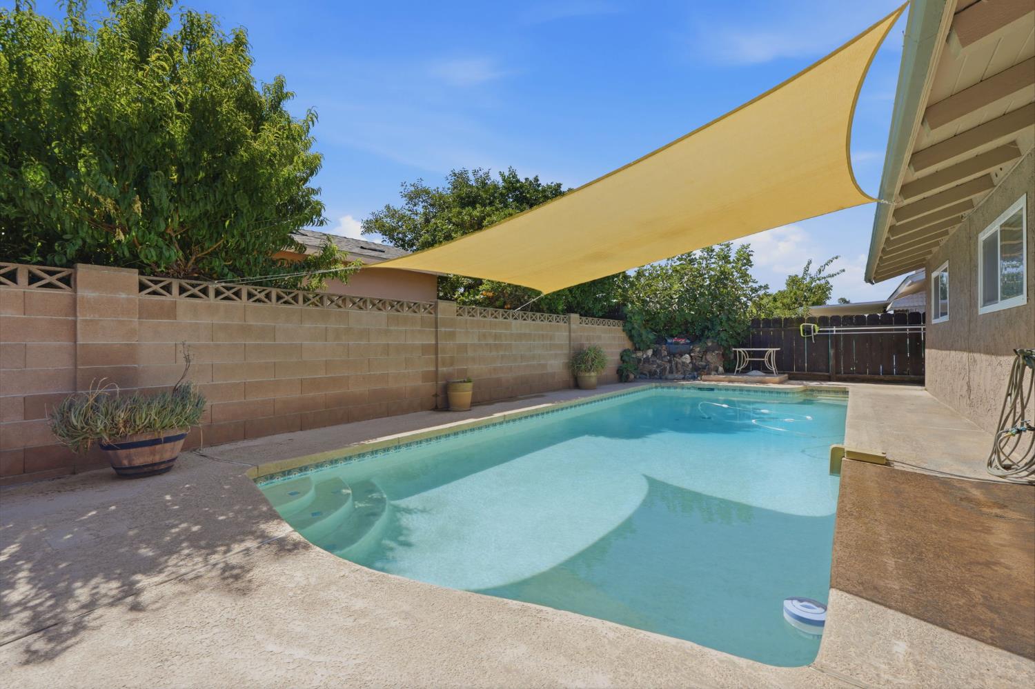 896 N Mahaleb St, Tulare, CA 93274