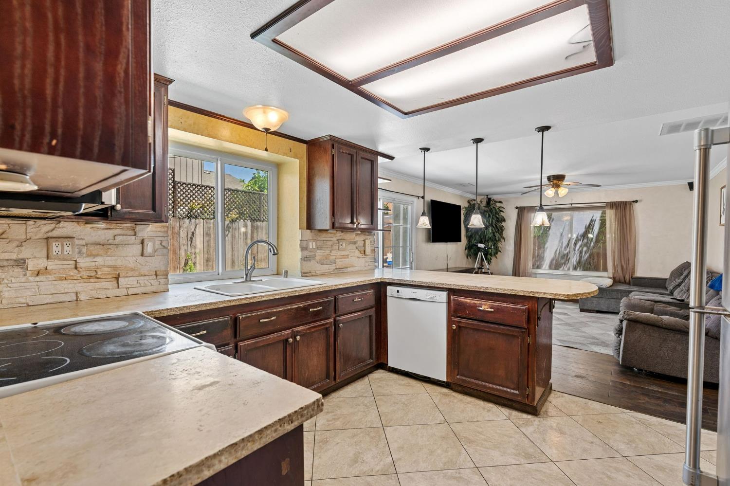 2202 E Chennault Ave, Fresno, CA 93720