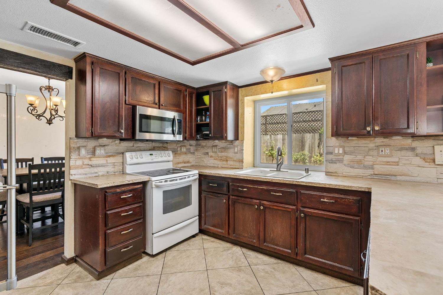 2202 E Chennault Ave, Fresno, CA 93720