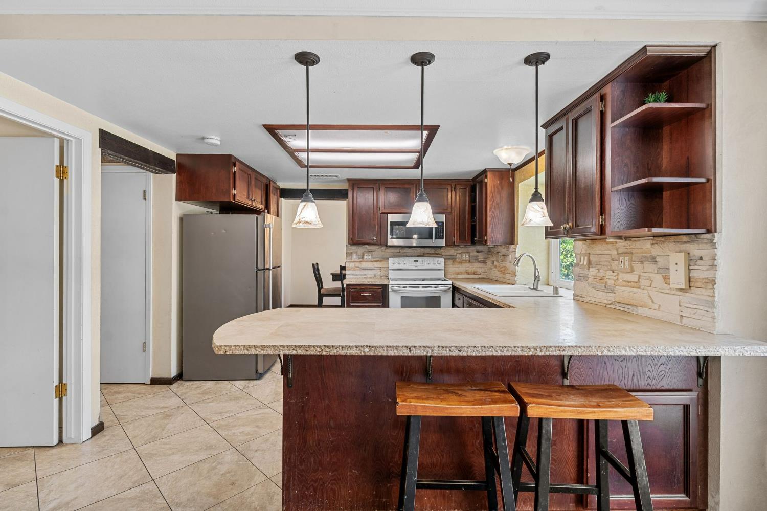 2202 E Chennault Ave, Fresno, CA 93720