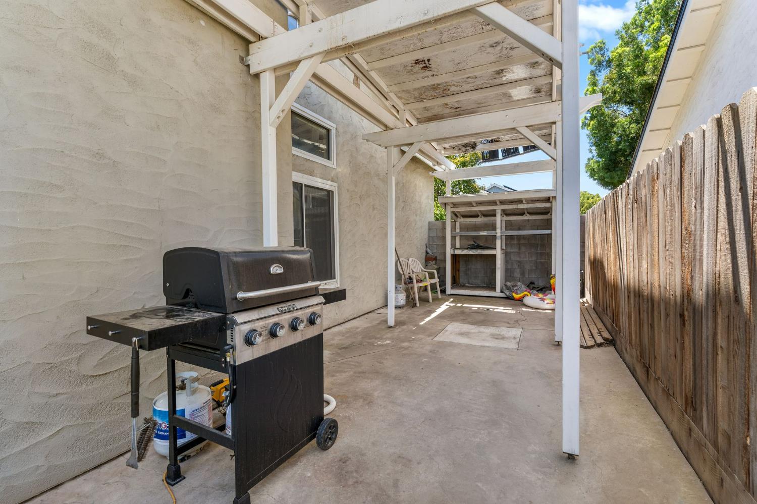 2202 E Chennault Ave, Fresno, CA 93720