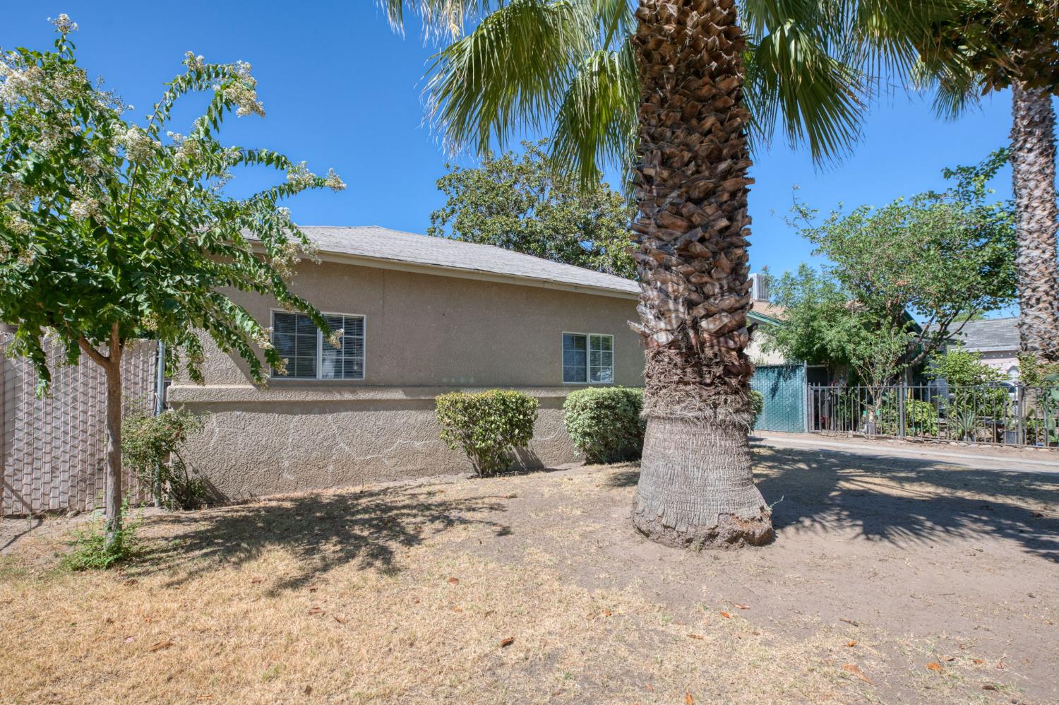 3827 E Hamilton Ave, Fresno, CA 93702