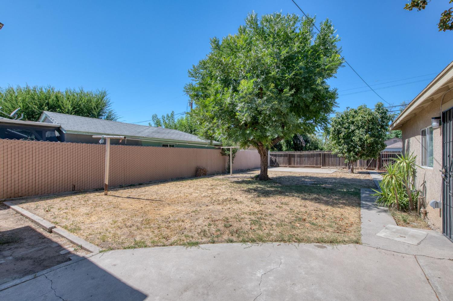 3827 E Hamilton Ave, Fresno, CA 93702