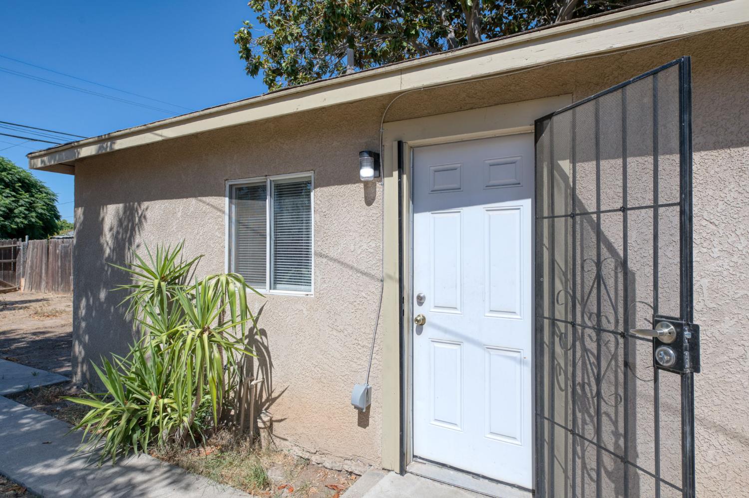 3827 E Hamilton Ave, Fresno, CA 93702