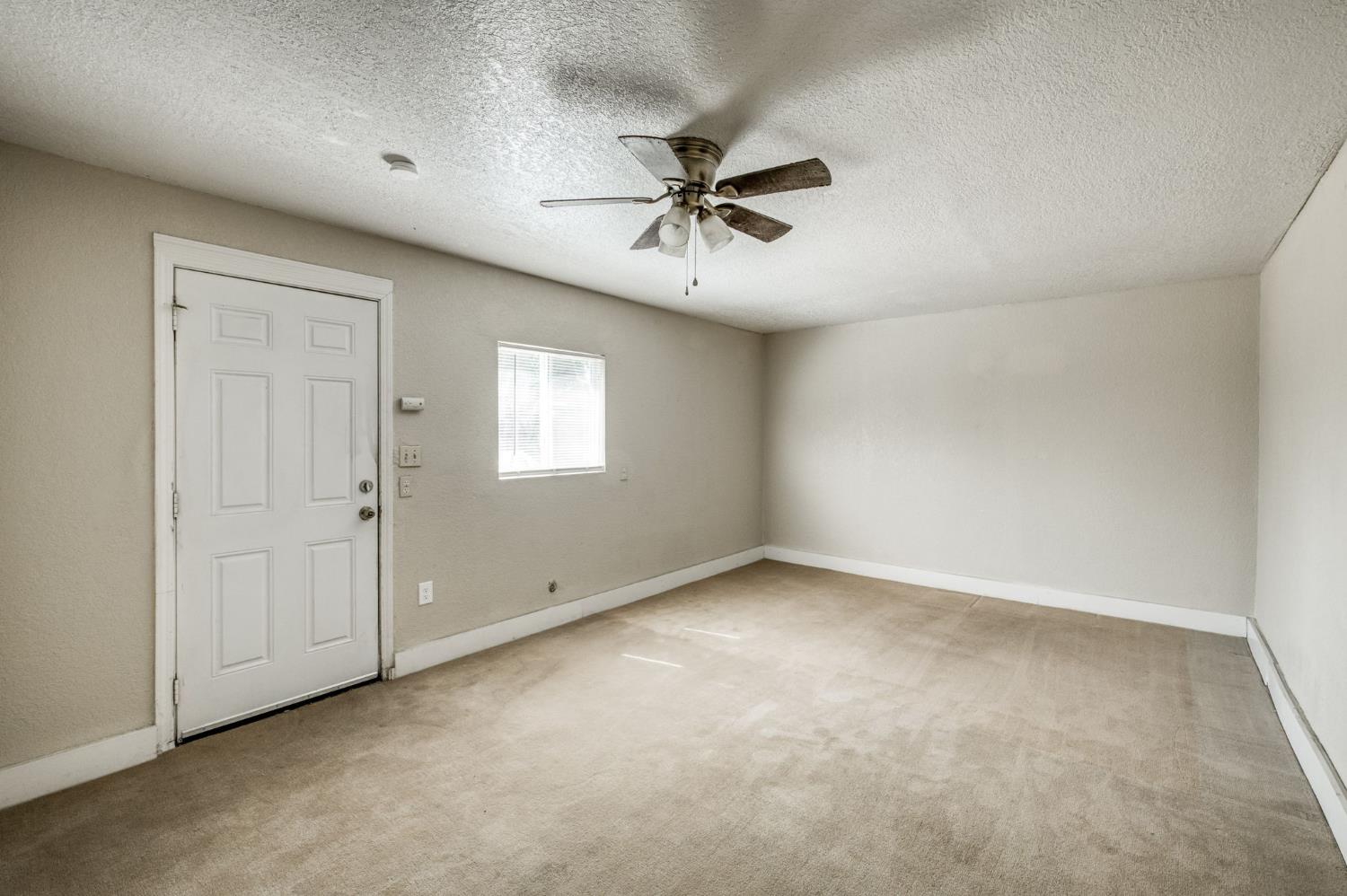 3827 E Hamilton Ave, Fresno, CA 93702