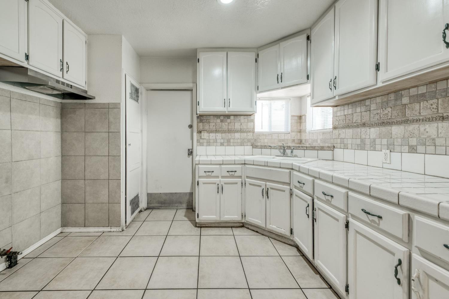 3827 E Hamilton Ave, Fresno, CA 93702