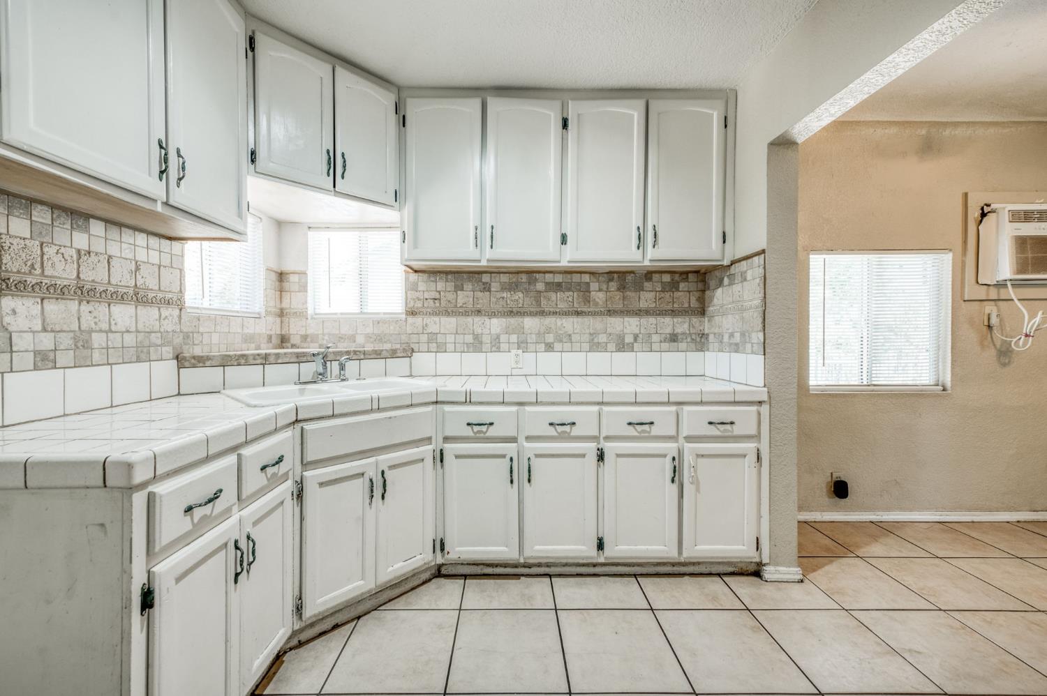 3827 E Hamilton Ave, Fresno, CA 93702