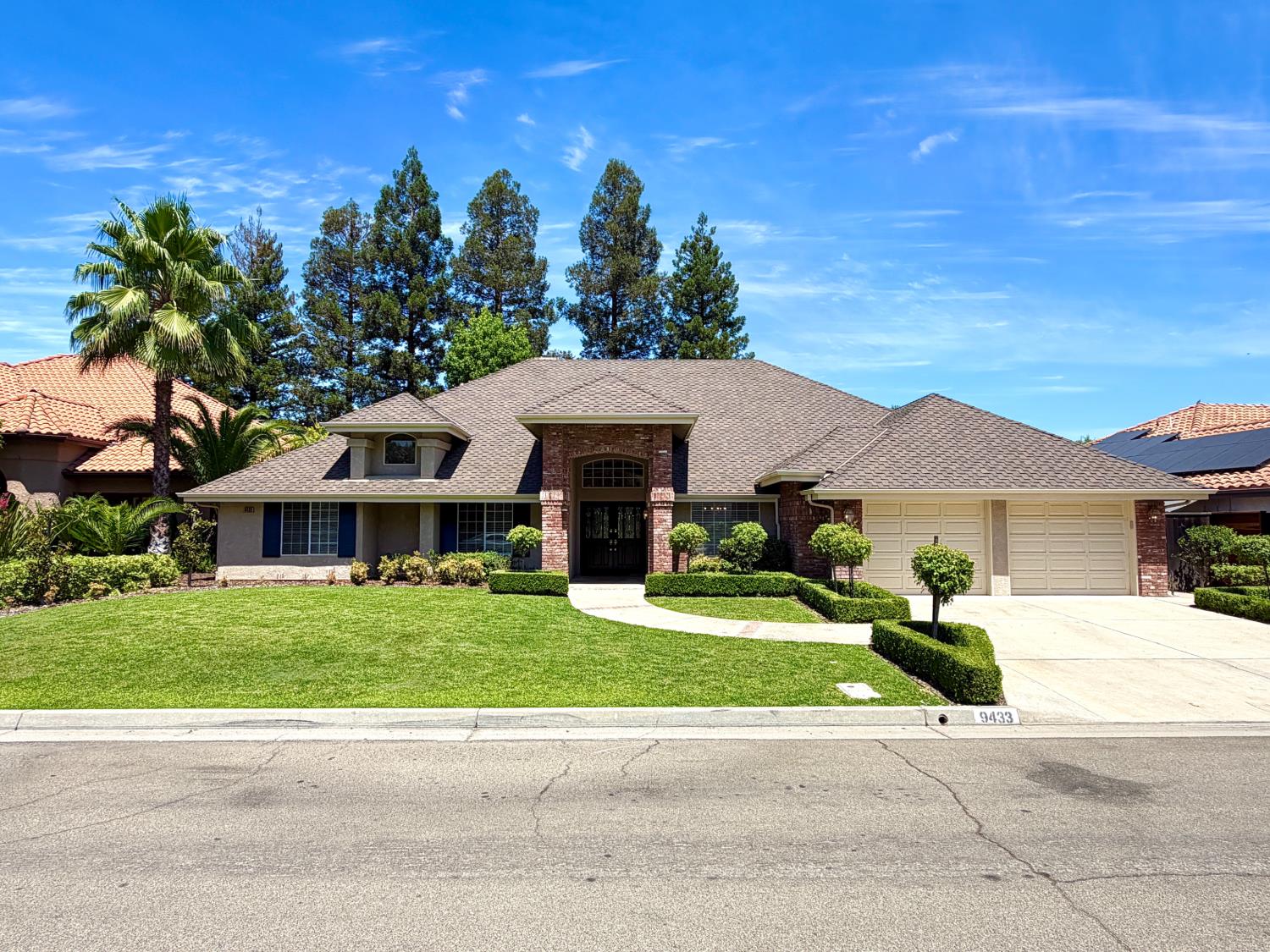 9433 N Ashurst Dr, Fresno, CA 93720