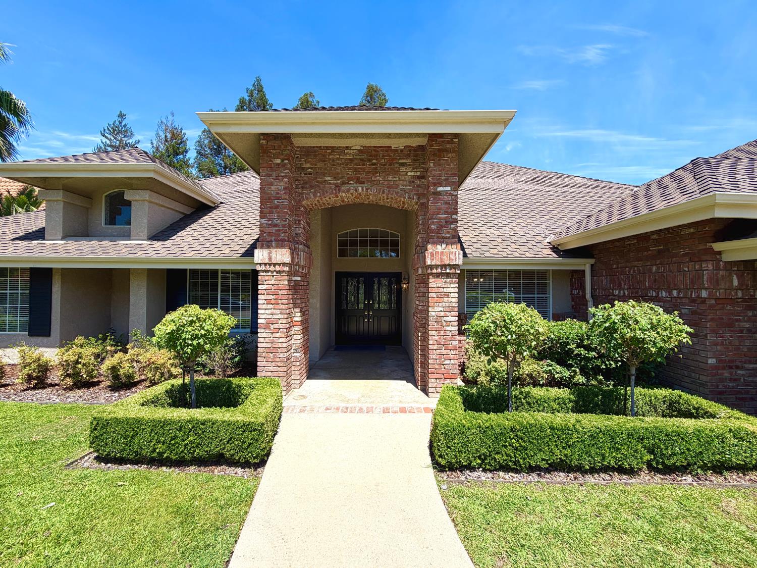9433 N Ashurst Dr, Fresno, CA 93720