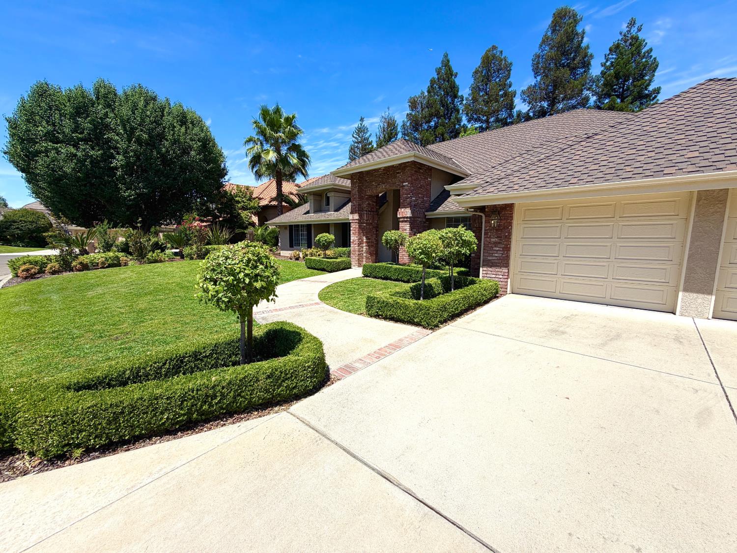 9433 N Ashurst Dr, Fresno, CA 93720