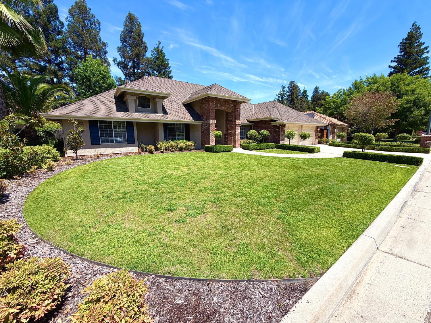 9433 N Ashurst Dr, Fresno, CA 93720