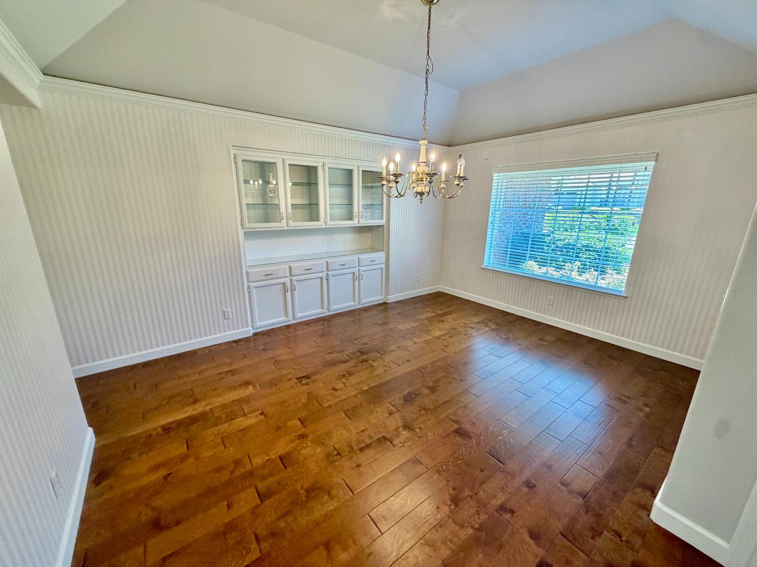 9433 N Ashurst Dr, Fresno, CA 93720