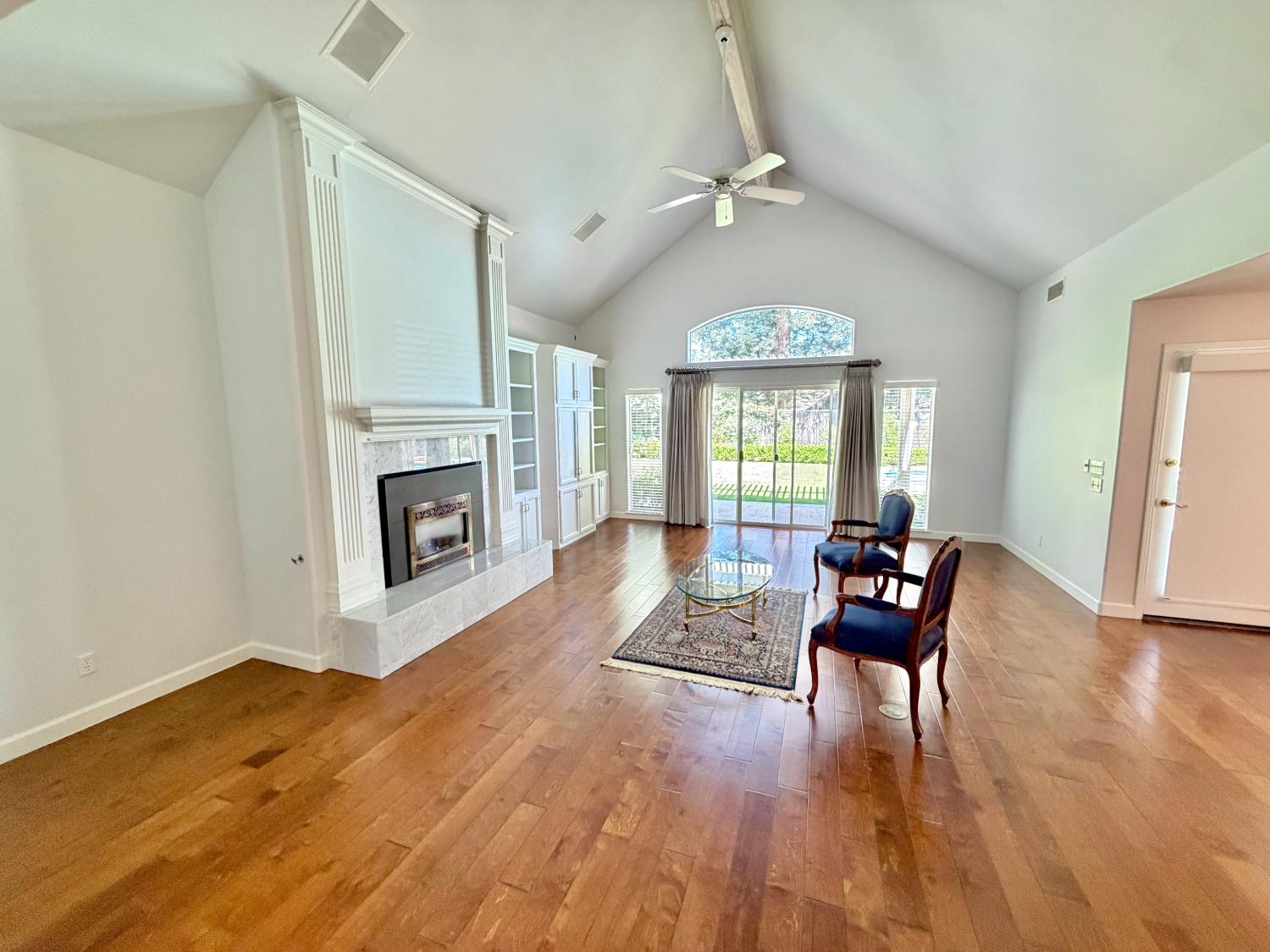 9433 N Ashurst Dr, Fresno, CA 93720
