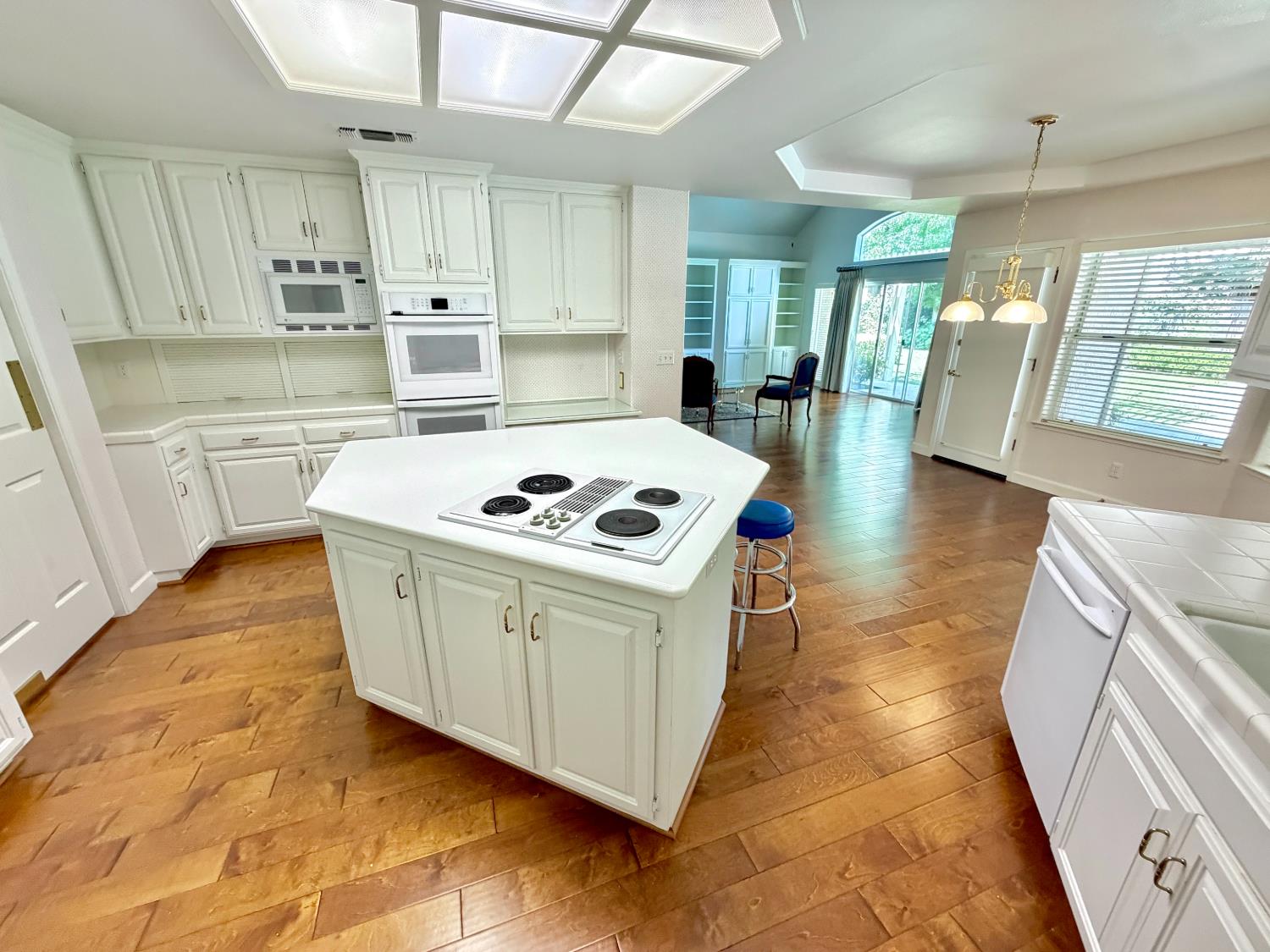9433 N Ashurst Dr, Fresno, CA 93720