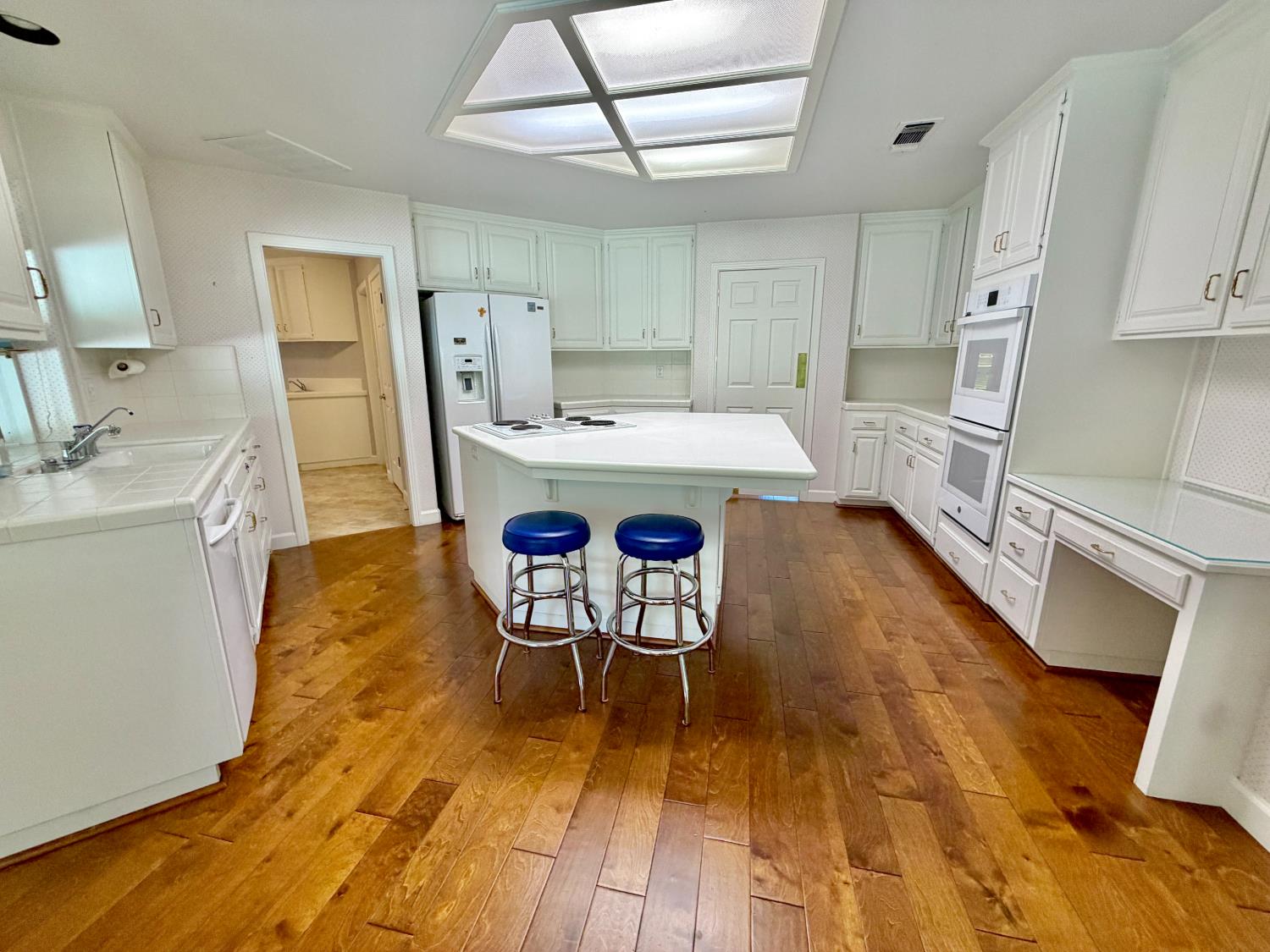9433 N Ashurst Dr, Fresno, CA 93720