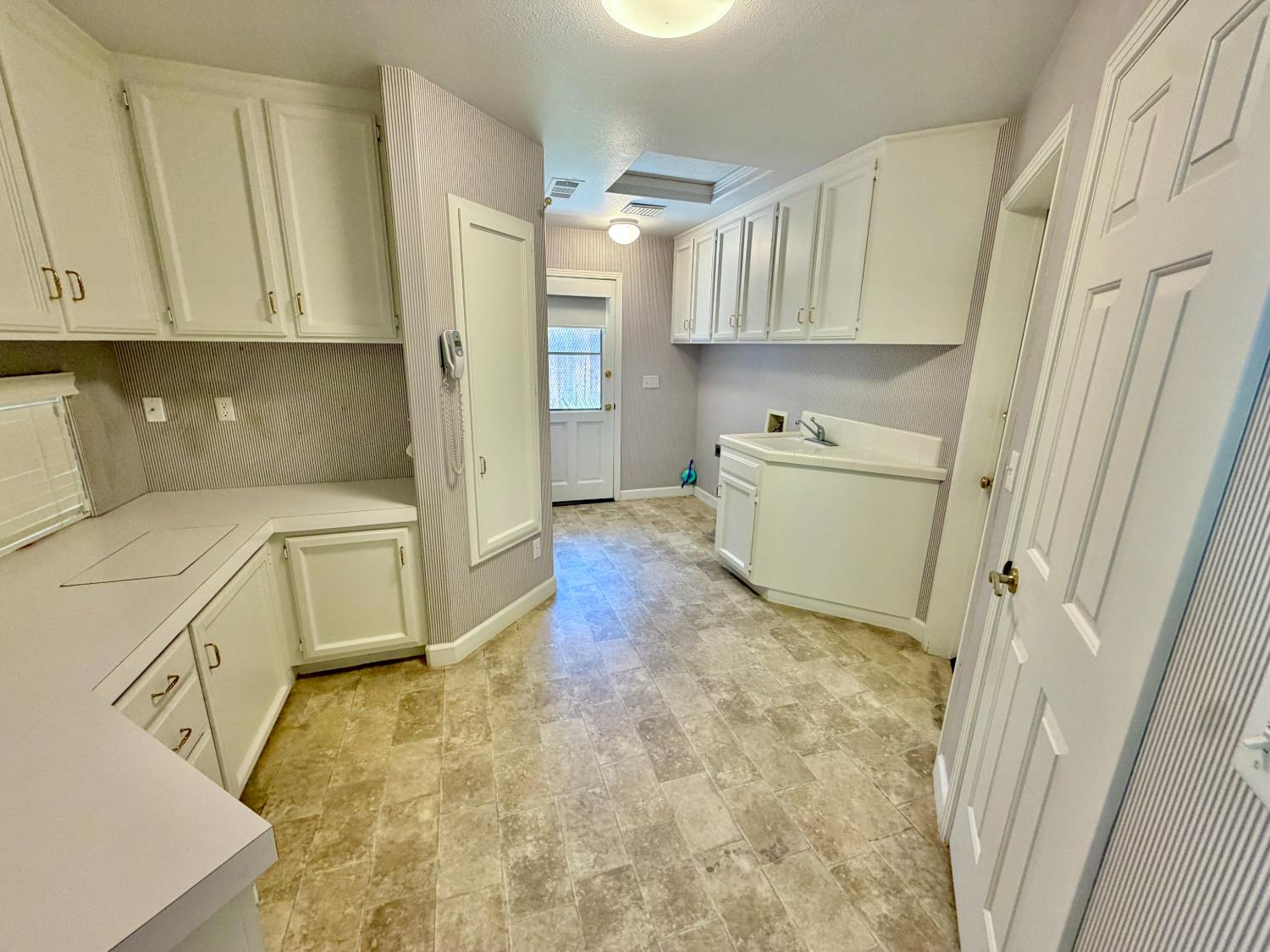 9433 N Ashurst Dr, Fresno, CA 93720