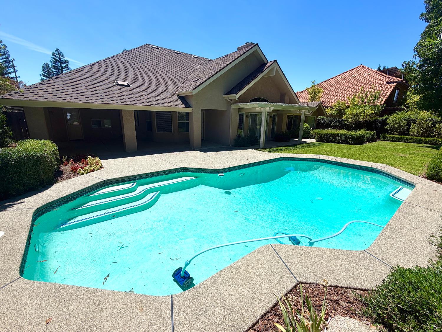 9433 N Ashurst Dr, Fresno, CA 93720