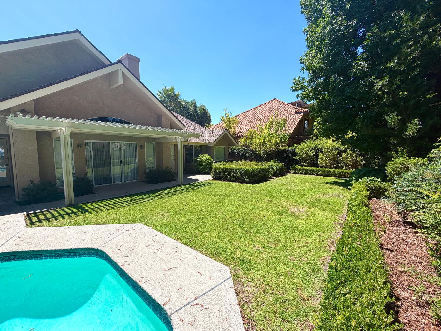 9433 N Ashurst Dr, Fresno, CA 93720