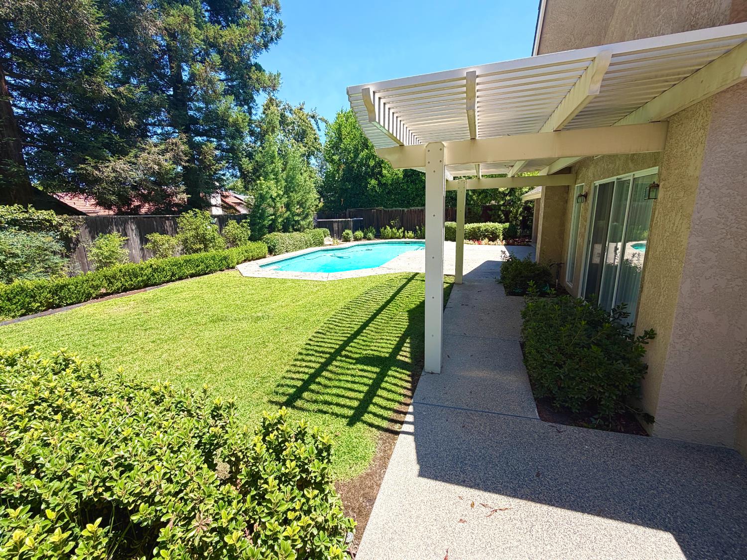 9433 N Ashurst Dr, Fresno, CA 93720