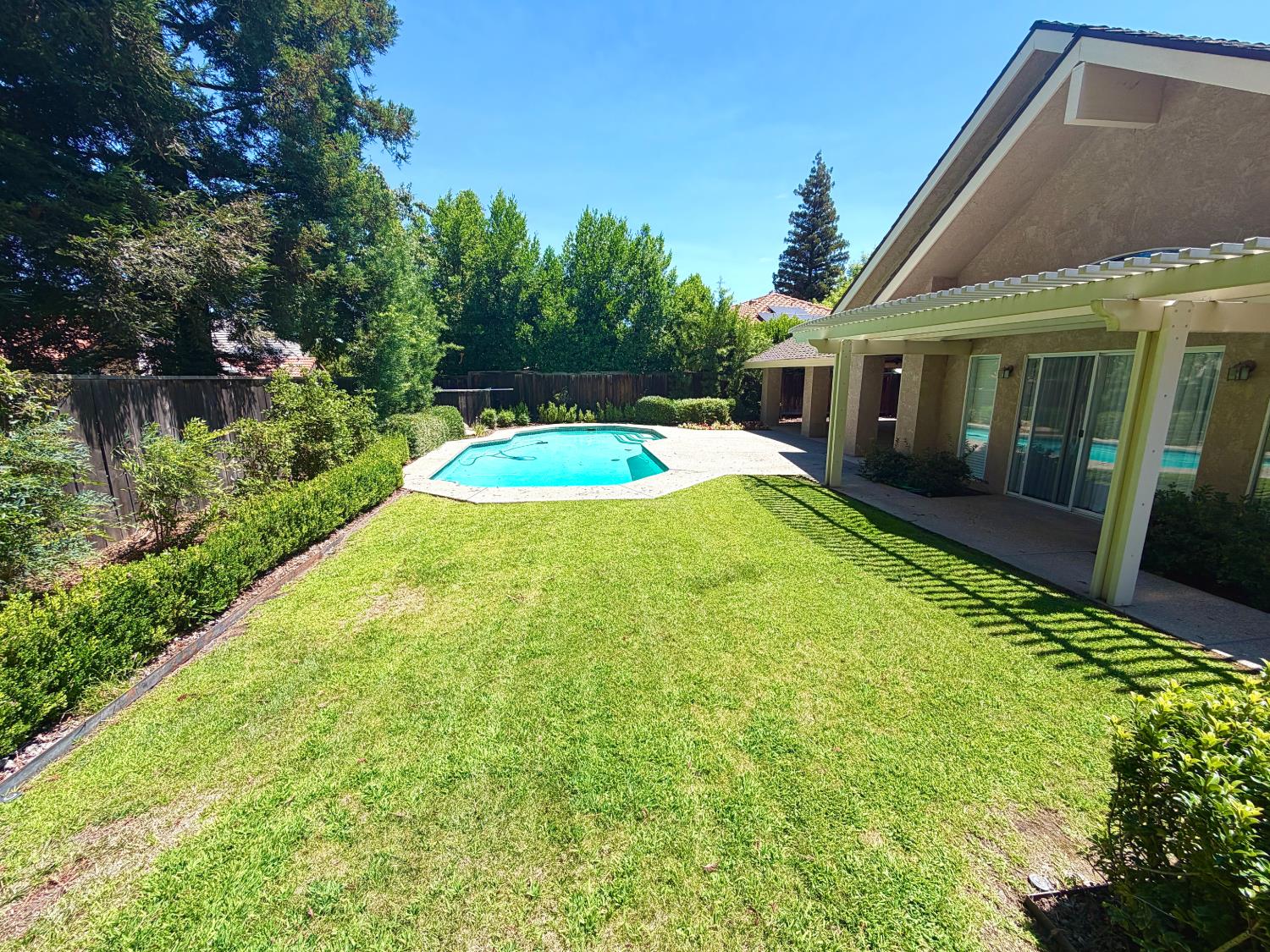 9433 N Ashurst Dr, Fresno, CA 93720