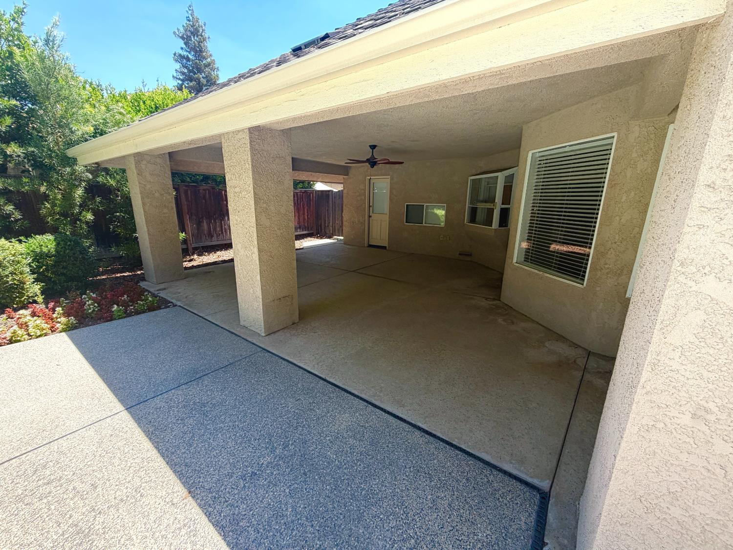 9433 N Ashurst Dr, Fresno, CA 93720