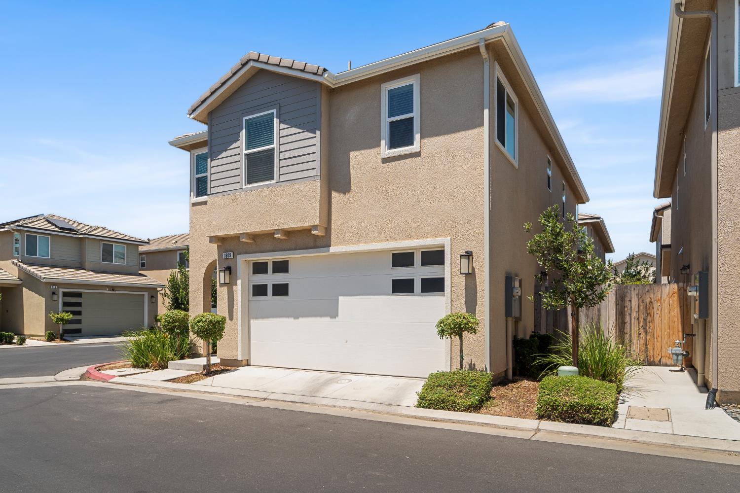 1909 Kelly Ln, Clovis, CA 93611