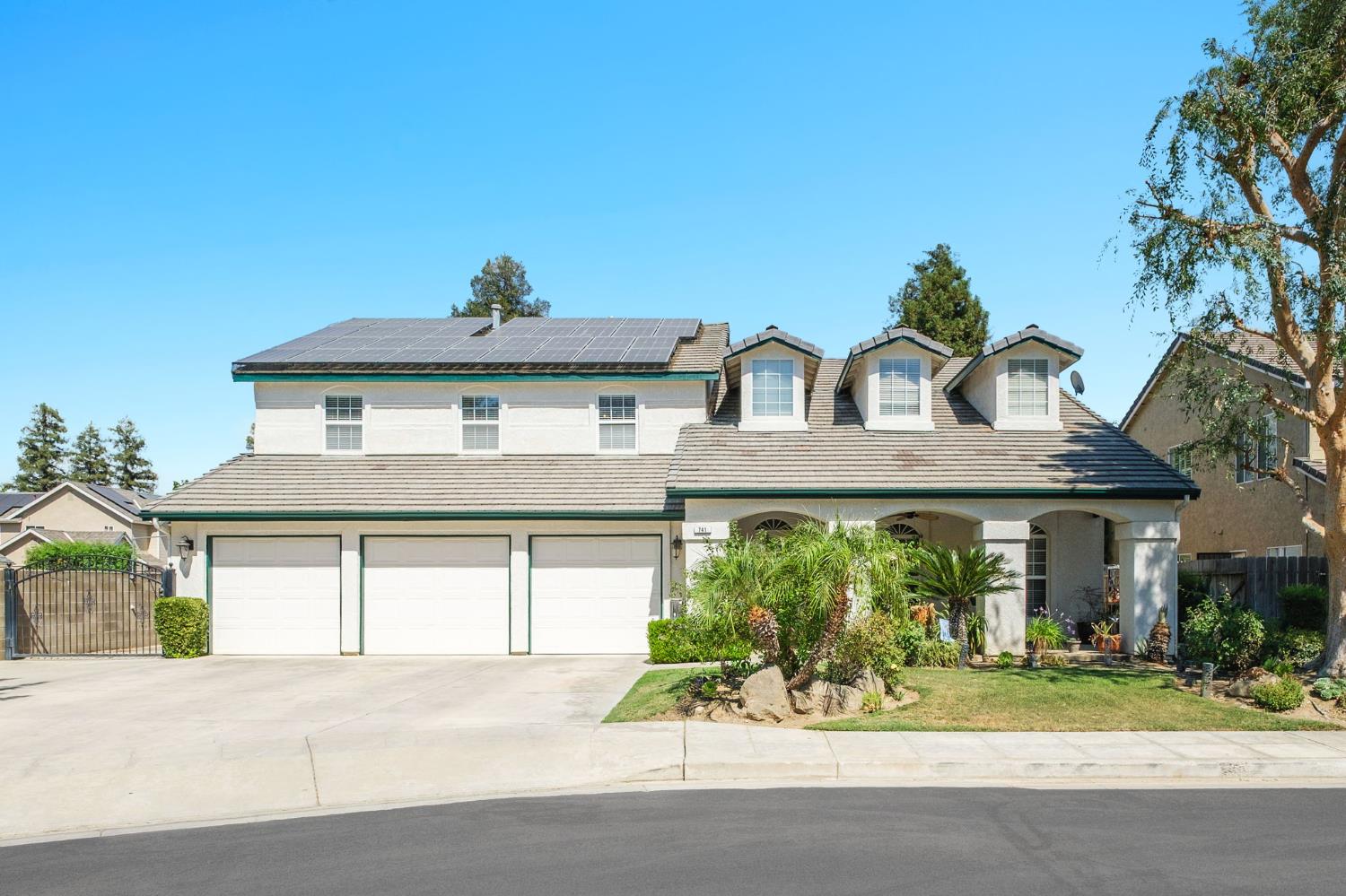 741 N Oxford Ave, Clovis, CA 93611