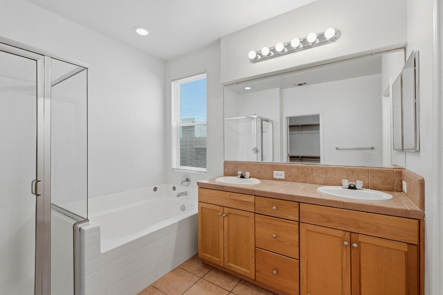 3042 W Delta, Visalia, CA 93291