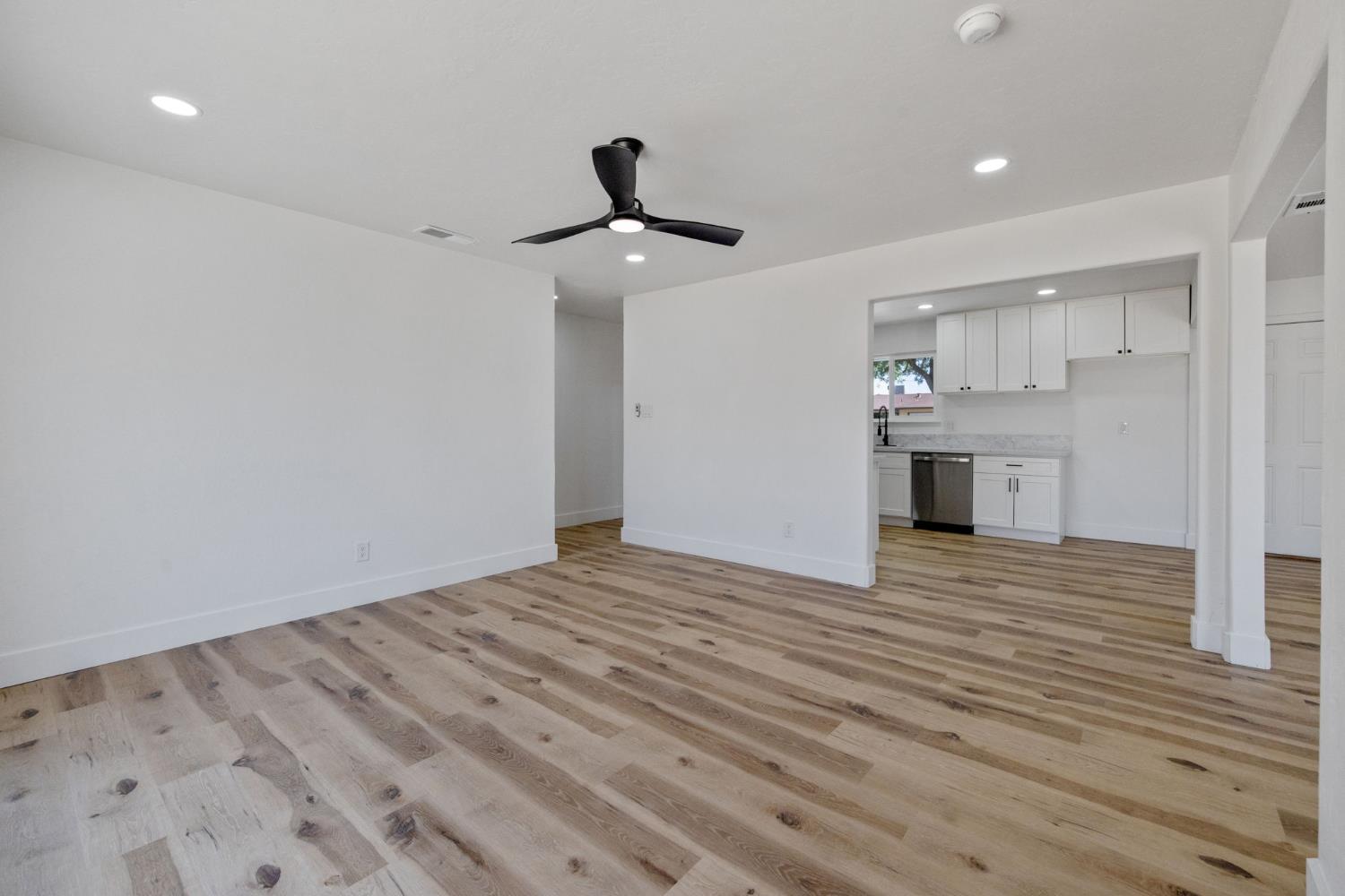 4625 N Holt Ave, Fresno, CA 93705