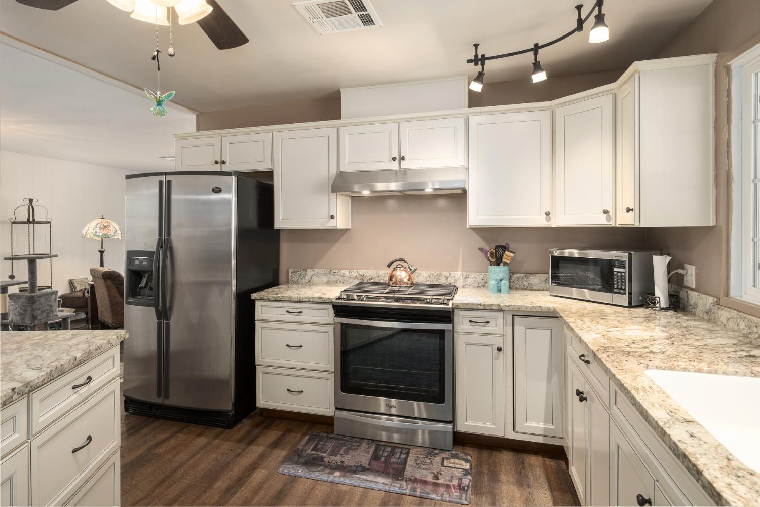339 N Frankwood Ave #17, Sanger, CA 93657