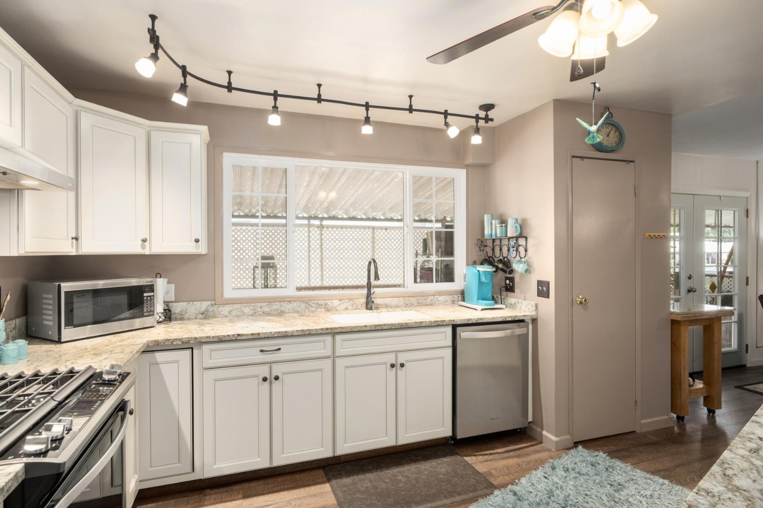 339 N Frankwood Ave #17, Sanger, CA 93657