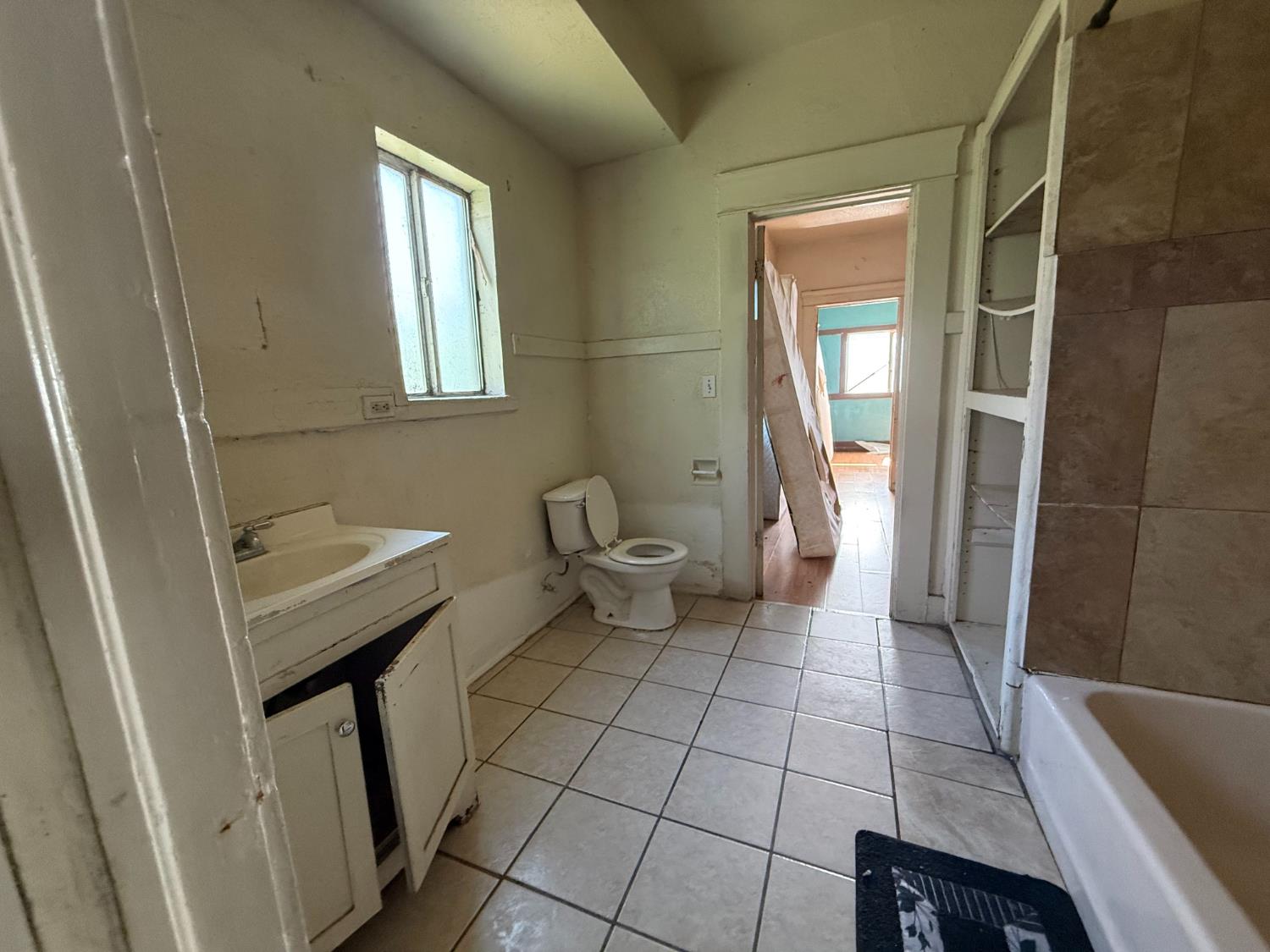 450 N Howard St, Fresno, CA 93701
