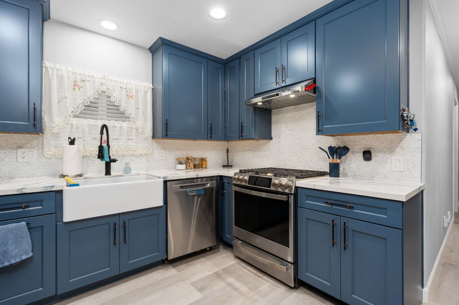 1001 Sylmar Ave, Clovis, CA 93612