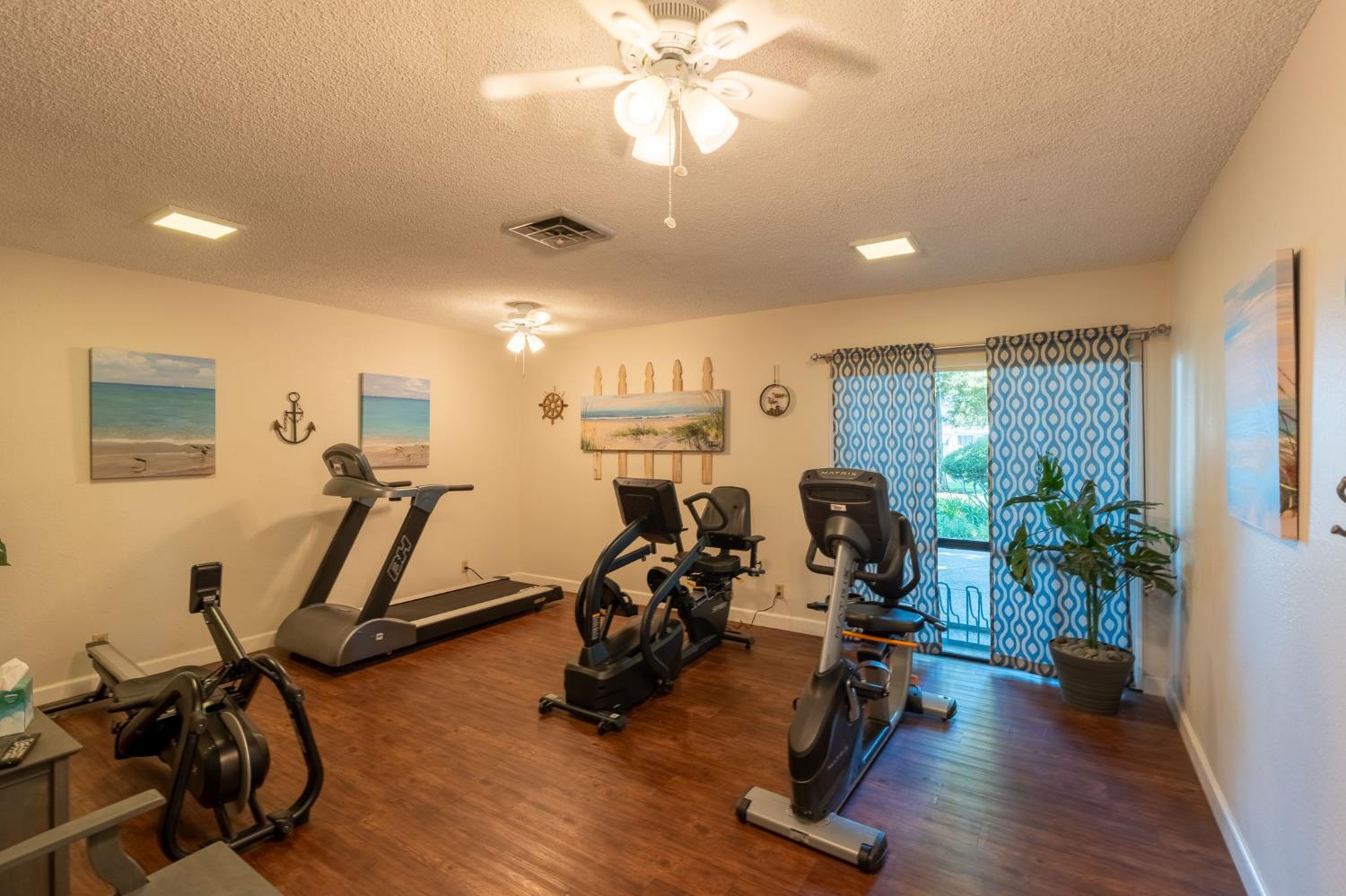 1001 Sylmar Ave, Clovis, CA 93612