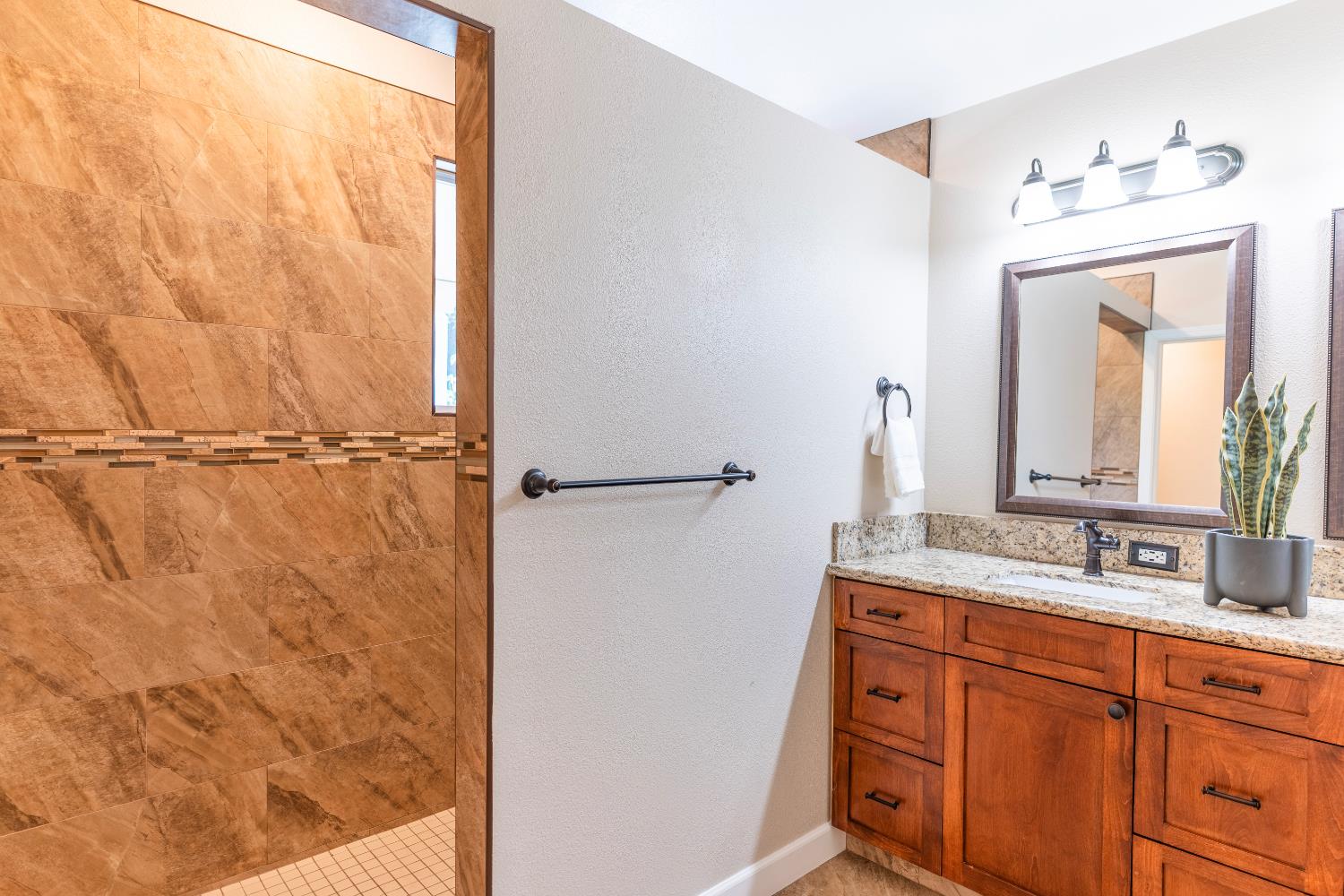 978 E Lexington Ave, Fresno, CA 93720