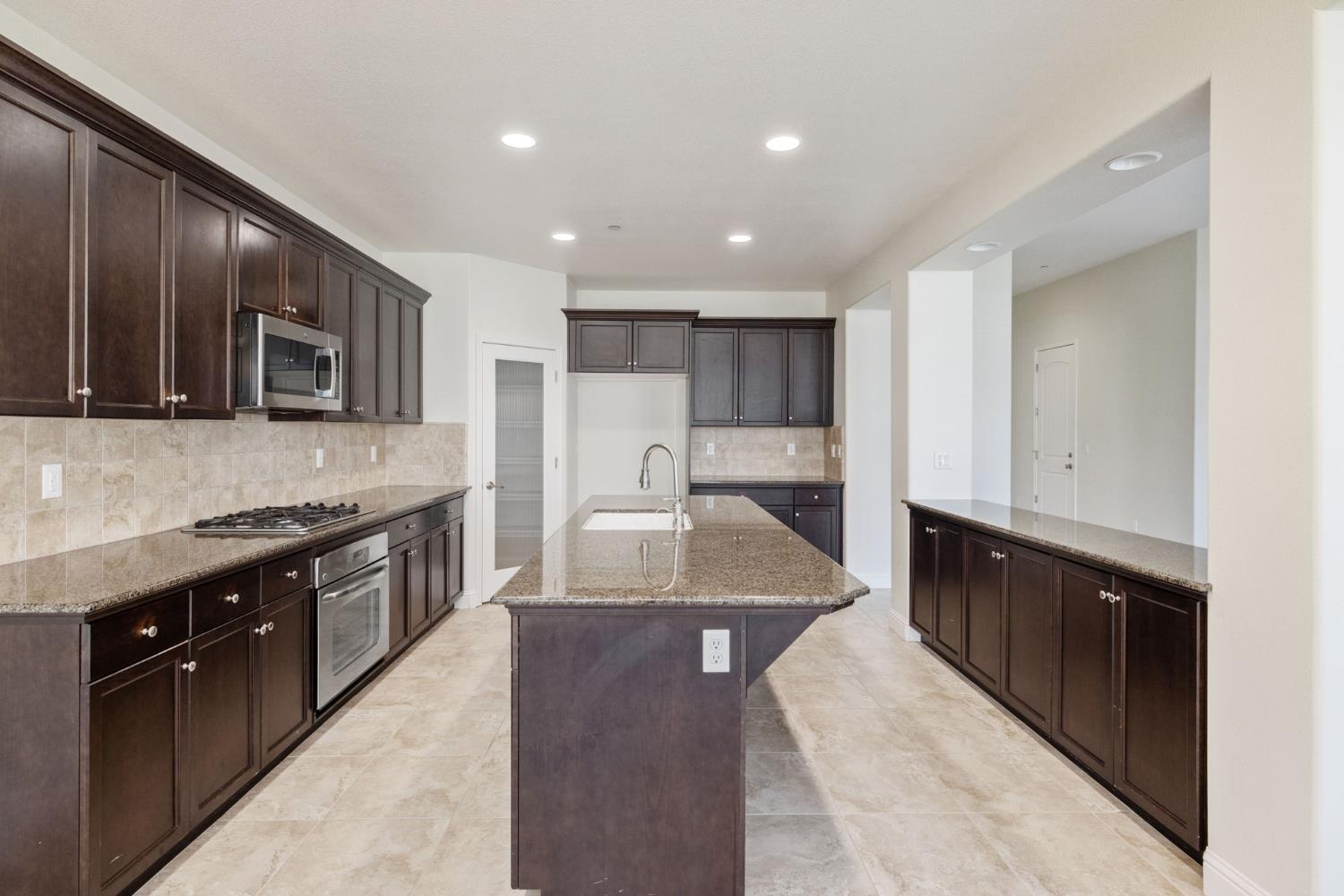 3825 Chessa Ln, Clovis, CA 93619