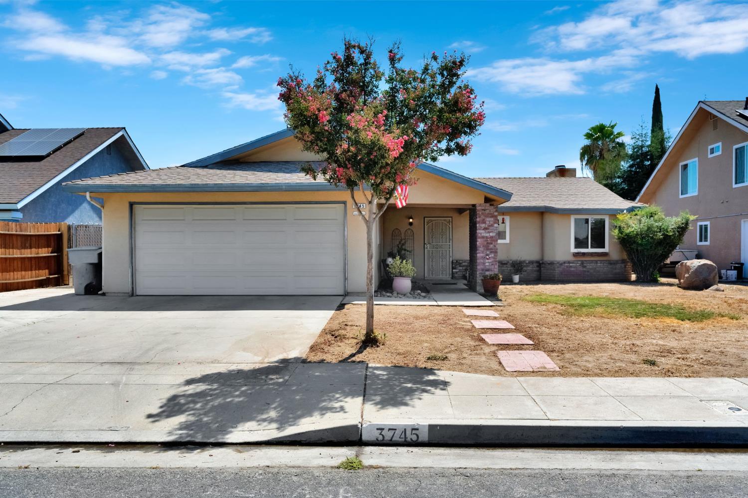 3745 Sunnyside Ave, Clovis, CA 93611